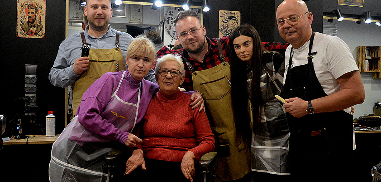 Od lewej: Mateusz, Agnieszka, Elżbieta, Damian, Magdalena oraz Cezariusz Rożkowie w salonie przy ul. Krakowskiej