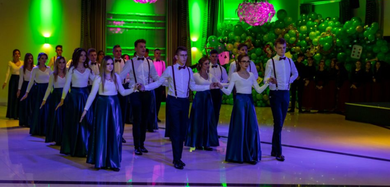 Studniówka 2022 w Liceum Ogólnokształcącym w Białobrzegach (ZDJĘCIA!)