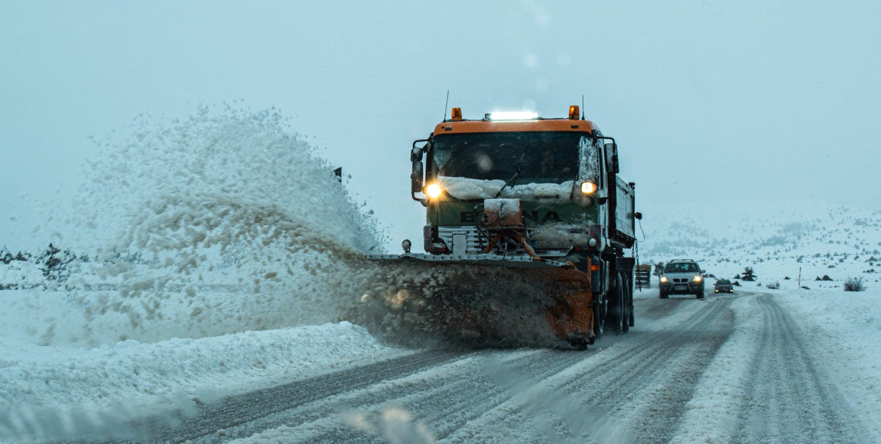 Zima zaskoczyła drogowców? W tym przypadku drogowiec zaskoczył jazdą slalomem