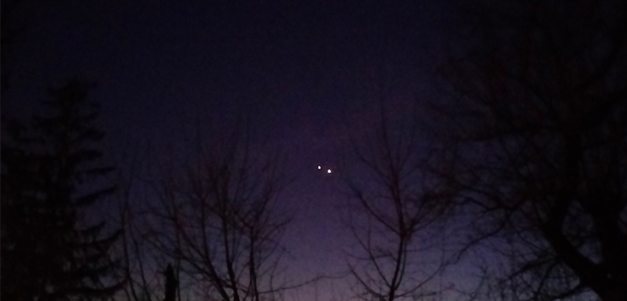 Koniunkcja Jowisza i Wenus. Planety widoczne tuż obok siebie na niebie (fot. Bialobrzegi24.net)
