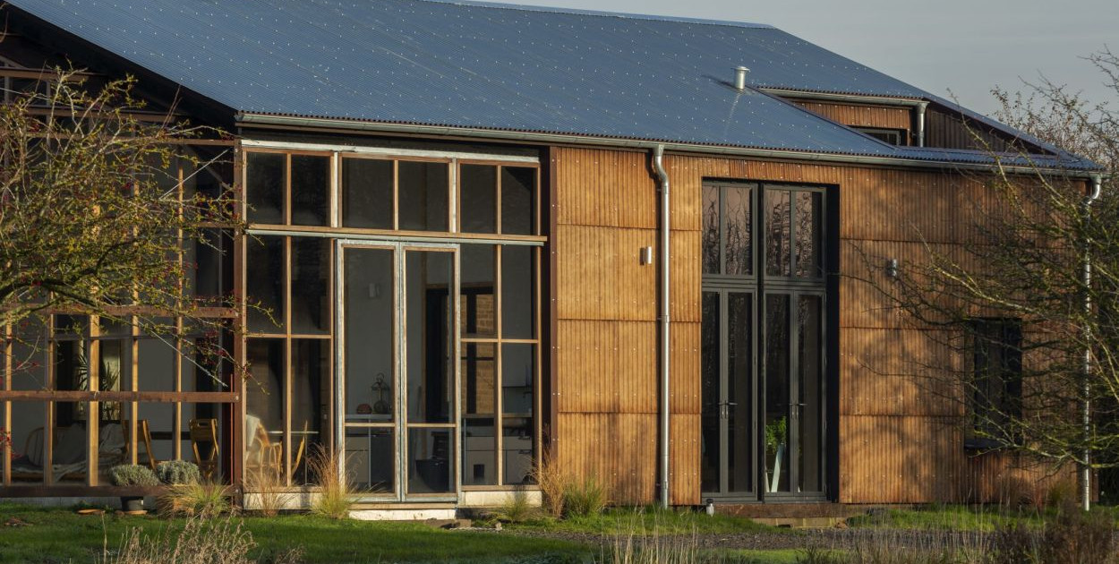 Flat House, Margent Farm, Wielka Brytania – dom z paneli drewniano-konopnych. Zdjęcie: Oskar Proctor/materiały prasowe Practice Architecture