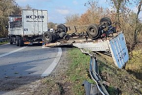 Tir zmiażdżył bariery i zablokował "starą" DK7-2014