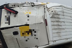 Ślisko na drogach! Samochód dostawczy dachował-2310