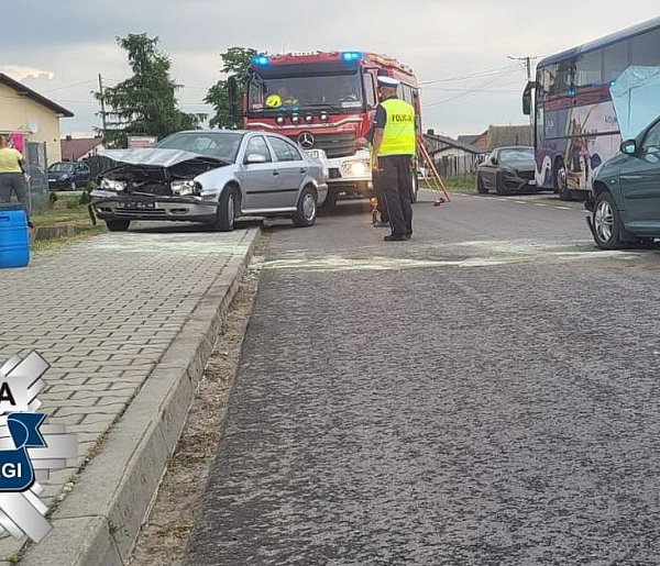 Czołowe zderzenie w Starej Błotnicy. Policjanci wyjaśniają okoliczności-4227