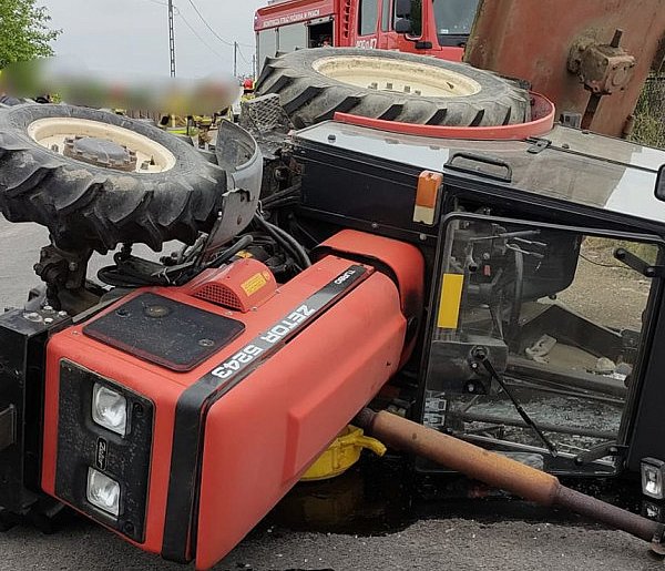 Nietypowy wypadek w gminie Promna z udziałem ciągnika rolniczego-1174