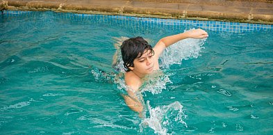 Jaki styl pływania dla dziecka na początek? Sprawdź, od czego naprawdę warto zaczą