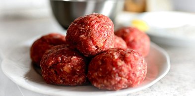 Groźna bakteria w mięsie. GIS pilnie wycofuje konkretną partię produktu