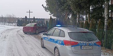 Alfa Romeo zawisła na głazie. Miał prawie 3 promile-8656