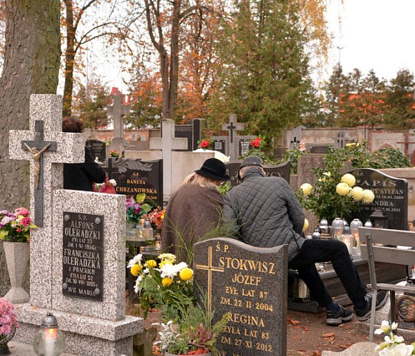 Savoir-vivre na 1 listopada. Jak się zachować podczas wizyty na cmentarzu?-8269