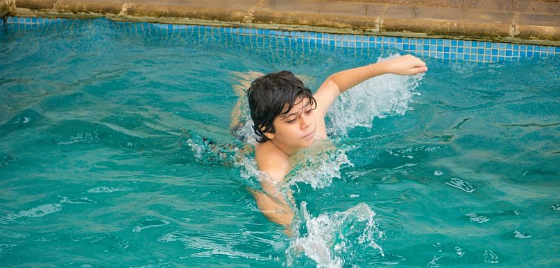 Jaki styl pływania dla dziecka na początek? Sprawdź, od czego naprawdę warto zaczą