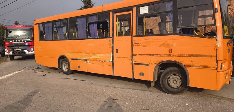 Ciężarówka uderzyła w autobus szkolny