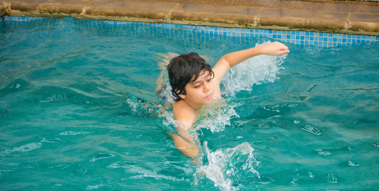 Jaki styl pływania dla dziecka na początek? Sprawdź, od czego naprawdę warto zaczą