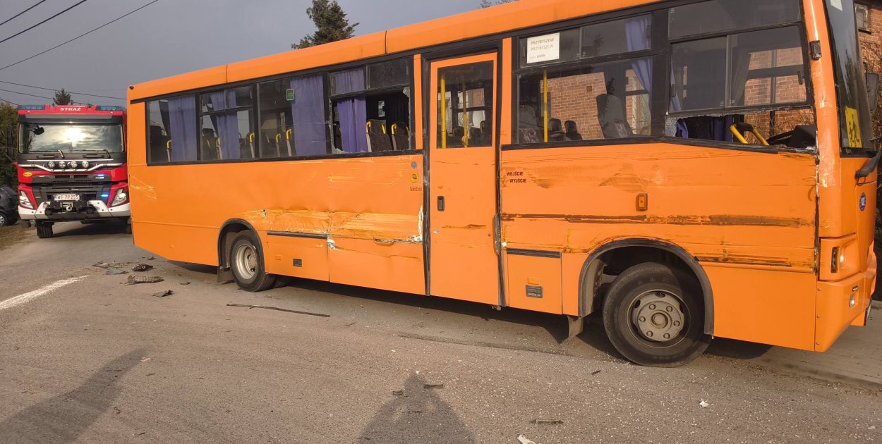 Ciężarówka uderzyła w autobus szkolny